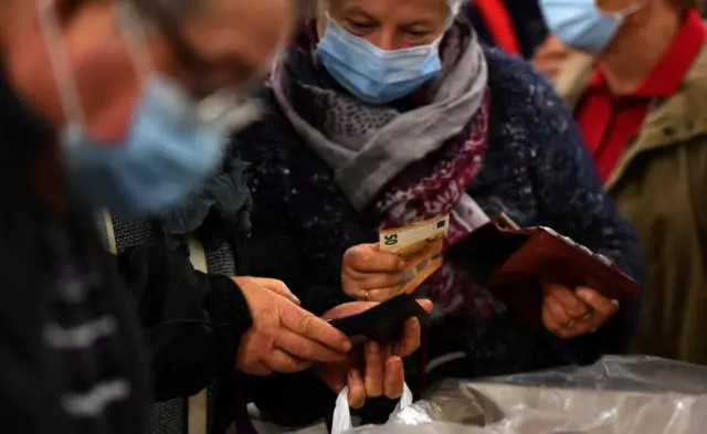 жінка купує качку