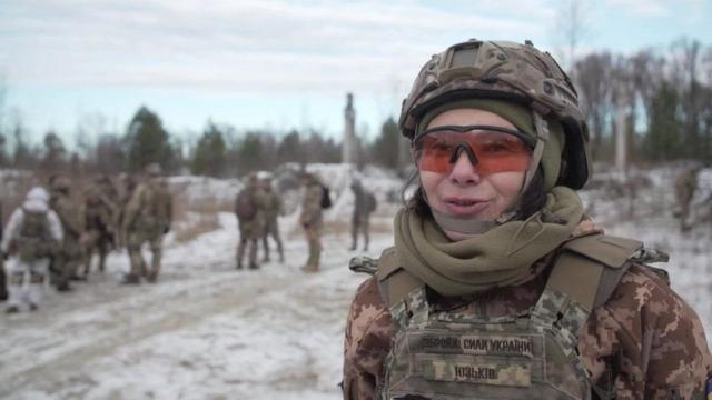 우크라이나인 마르타 유즈키브는 영토 방어군에 자원했다