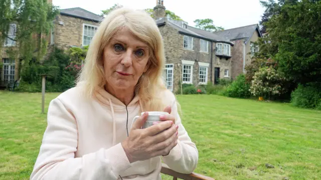 এখন মেলিসা, তার বাড়ির বাগানে।