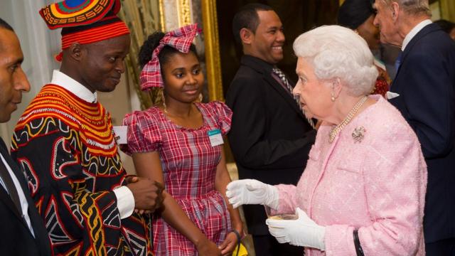 英女王在2016年出席典礼，嘉许当年获颁英联邦杰出青年奖的人