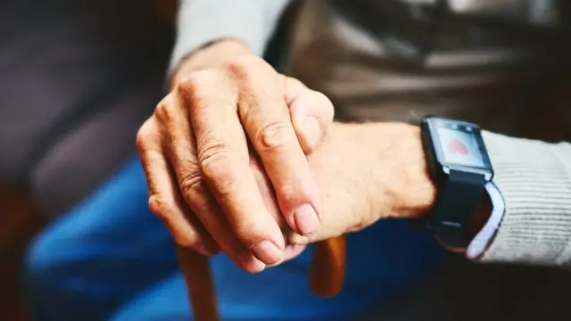 Manos de una persona mayor.