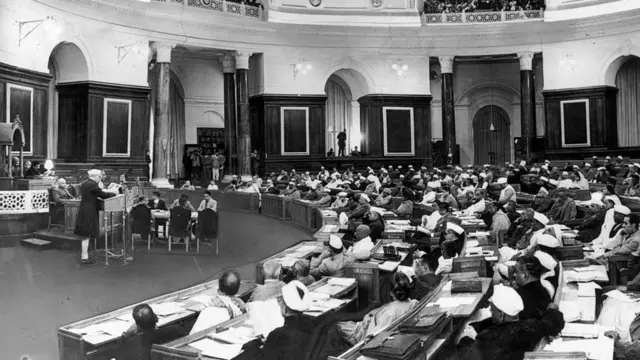 அரசமைப்புச் சட்ட அவையில் பேசும் நேரு.