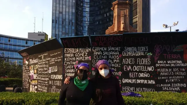 Carmen Sánchez y Ximena Canseco en la Glorieta de las Mujeres que Luchan de CDMX