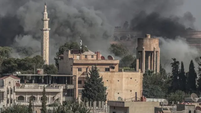 الدخان يتصاعد من رأس العين في العاشر من أكتوبر/تشرين الأول 2019