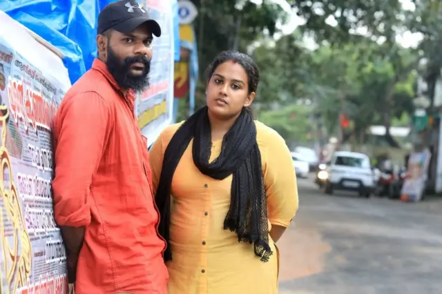 कम्युनिस्ट पार्टी के लिए काम करते समय अनुपमा और अजीत की मुलाक़ात हुई.