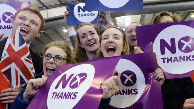 Jóvenes celebrando el resultado del referendo de Escocia de 2014
