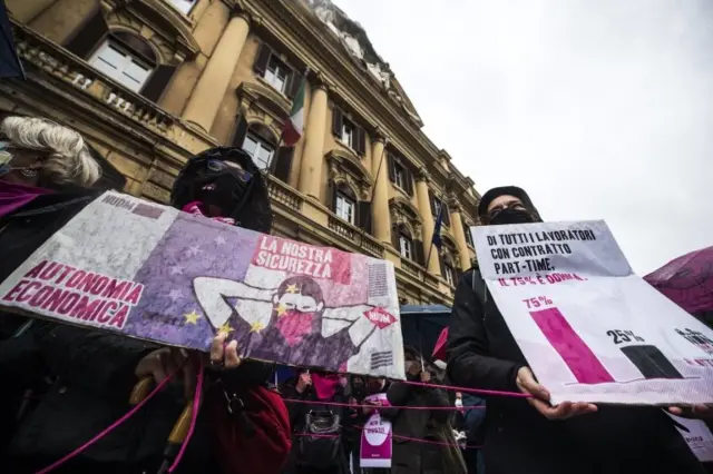 تجمع فعالان حقوق زنان مقابل ساختمان وزارت اقتصاد ایتالیا در رم