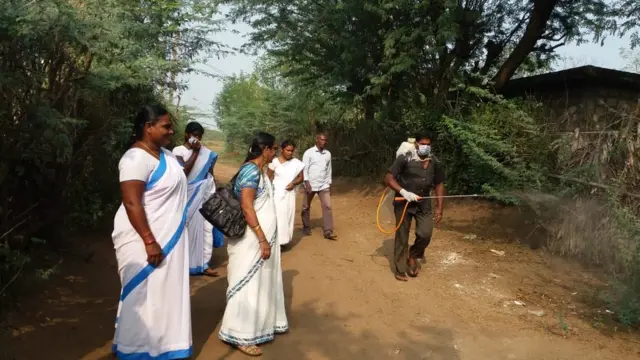 చింతకోళ్ల గ్రామంలో సహాయక బృందాలు