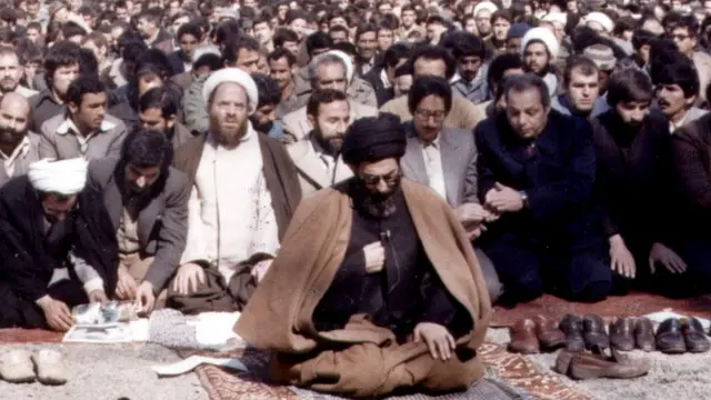 ۱۳۵۹ اولین بار که آقای بنی‌صدر بعد از ریاست جمهوری در نماز جمعه شرکت کرد. امام جمعه آقای خامنه‌ای بود