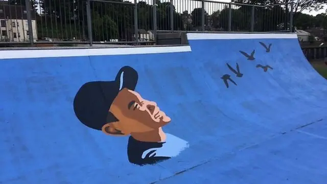 این نقاشی دیواری بعد از مرگ بن در پارک اسکیت سواری شهر ایپسویچ کشیده شد. پارکی که در آن ترفندهای اسکیت سواری‌اش را تمرین می‌کرد