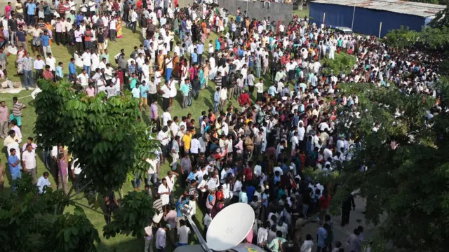 மறைந்த தமிழக முதல்வரின் பூதவுடலுக்கு அஞ்சலி செலுத்த ஆயிரக்கணக்கில் திரண்டிருக்கும் மக்கள் கூட்டம்