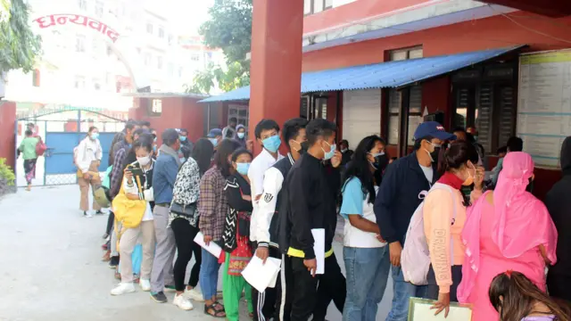 म्याग्दीमा नागरिकता लिन गएका नागरिकहरू