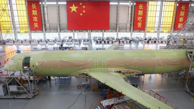 C919大型客机102架机停放在中国商飞公司上海飞机制造有限公司总装车间内（新华社图片20/4/2017）