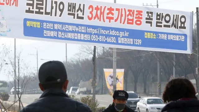 의료 전문가들은 백신과 추가 부스터샷 접종의 필요성을 강조하고 있다