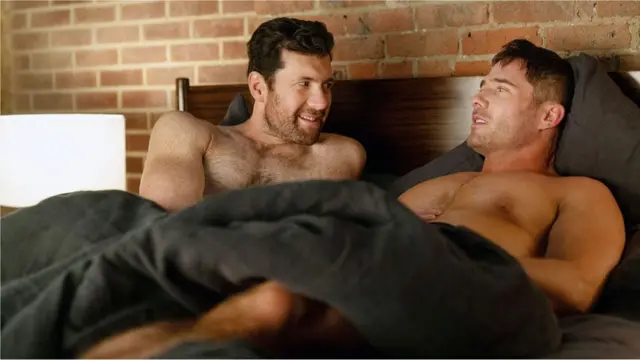 Billy Eichner y Luke Macfarlane en "Bros".