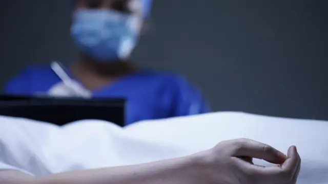 Doctor registrando muerte