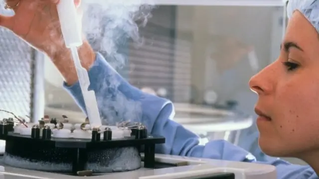 باحثة في مختبر