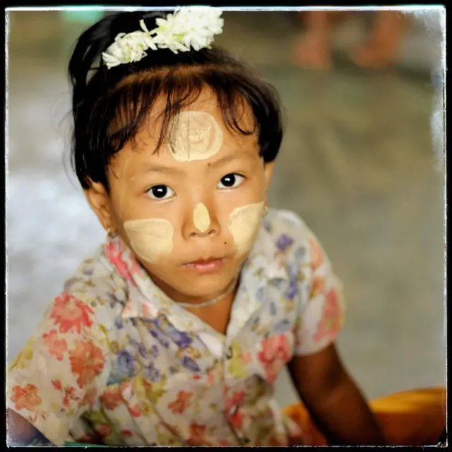 အများနဲ့ မတူတဲ့ ဆံပင်ပုံစံကြောင့် ငယ်စဉ်က စတာ နောက်တာ ခံရတဲ့ အခါ ဒီဆံပင်ပုံ မထားချင်တော့တဲ့ စိတ်တွေဖြစ်ခဲ့တယ်လို့ ပြောကြ