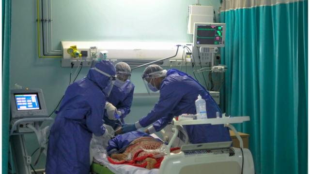 أطباء مصريون يعالجون مريضا في مستشفى