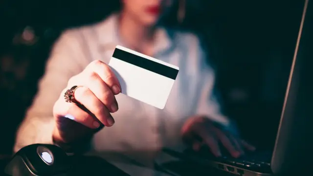 mujer comprando por internet