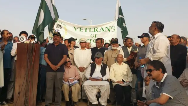 پریس کانفرنس، ریٹائرڈ فوجی