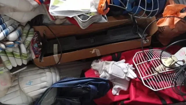 پولیس نے اس جعلی آئی پی ایل کے منتظمین سے کرکٹ کا سامان بھی ضبط کیا ہے