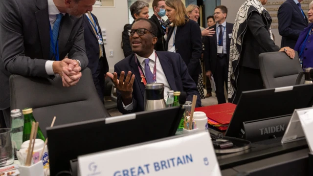 콰시 콰텡 재무장관이 감세 정책 책임을 지고 취임 몇 주 만에 사임했을 뿐만 아니라, 이로부터 5일 뒤엔 수엘라 브레이버먼 영국 내무장관도 사임했다