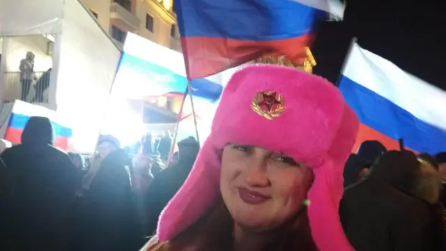 Warga asal Ulyanovsk, kota yang berjarak 700 km lebih dari Moskow, ikut berpesta merayakan 'Kembalinya Krimea' di Lapangan Manezhnaya, Kremlin.