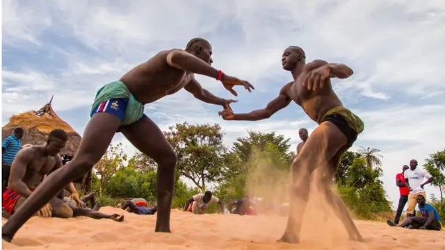 Des jeunes sénégalais s'entraînent près des îles du Saloum.