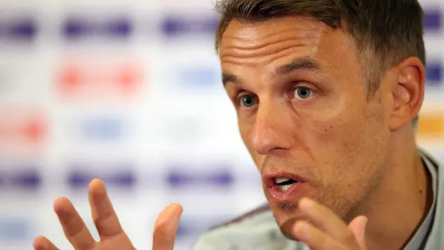 Phil Neville saat mengumumkan anggota timnas perempuan Inggris untuk laga persahabatan bulan Agustus 2019