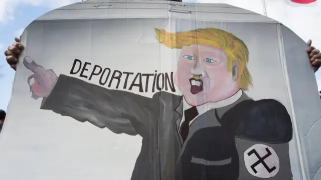 ภาพโปสเตอร์ต่อต้านนโยบายนายโดนัลด์ ทรัมป์