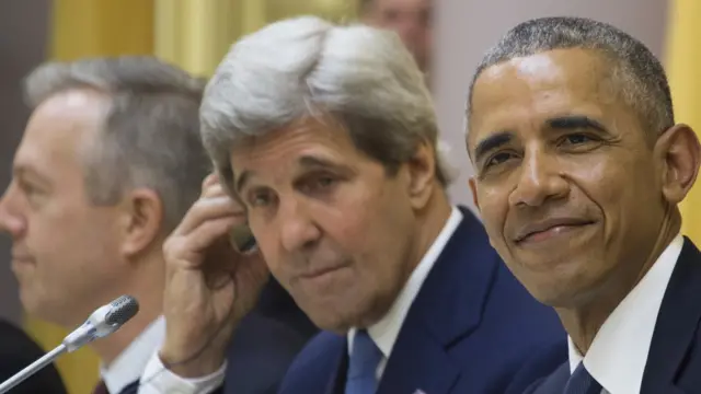 Ông John Kerry cùng Tổng thống Barack Obama thăm Việt Nam tháng Năm 2016