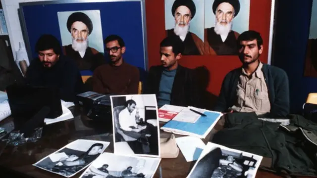 دانشجویان عکس‌هایی را به عنوان "اسناد جاسوسی" آمریکا در ایران به خبرنگاران نشان‌ می‌دهند. از چپ: رضا سیف‌الهی، حبیب‌الله بیطرف، محسن میردامادی و ابراهیم اصغرزاده.