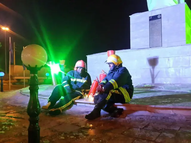 دو خبرنگار میانه ای، قادر حسن زاده و سالار پویان، برای همدردی با قهرمانان آتش‌نشان وجان‌باختگان در پوشش آتش‌نشانها، درمیدان شهدای زینبیه، میانه، ساعت ها در سرما نشستند.