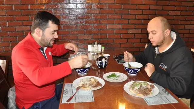 Дилшод ва унинг дўсти Америкада ҳам "калла поча" ейишни канда қилмайди