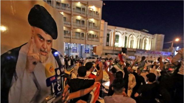 مؤيدو الصدر يحتفلون في النجف بعد إغلاق صناديق الاقتراع