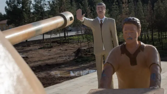 Urfa'nın Harran ilçesinde tankları durduran Recep Tayyip Erdoğan heykeli