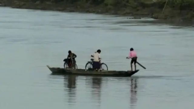 వరదలో చిక్కుకున్న ప్రజలు