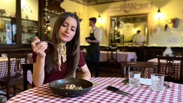 이탈리아 토리노의 한 식당을 찾은 여성이 곤충 파스타를 먹고 있다