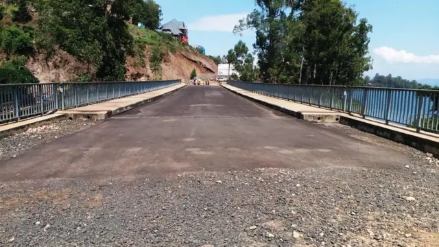 Aka gace k'umupaka ubusanzwe gahoraho urujya n'uruza rw'ibintu n'abantu bambuka