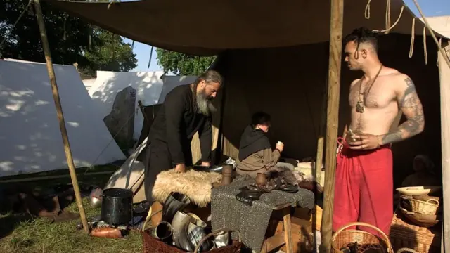 Qanun Bhatti en su tienda