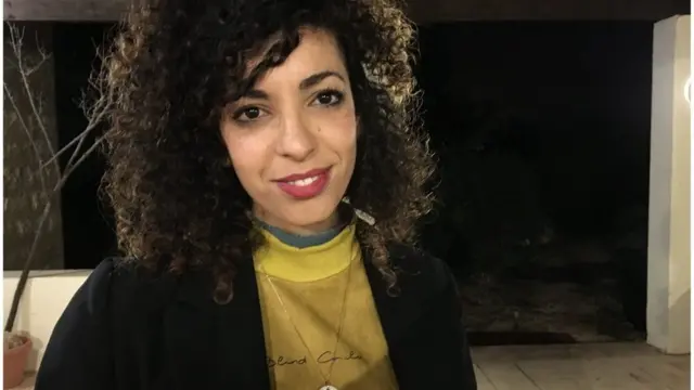 આરબ યુવતી રાણા અબુ ફરયાહની લાક્ષણિક મુદ્રામાં લેવાયેલી તસ્વીર