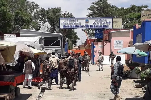 হাসপাতালটি নার্স ও রোগীতে পরিপূর্ণ ছিল