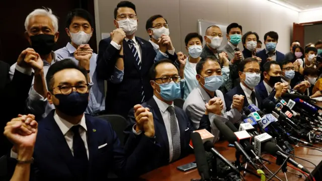 香港民主派立法会议员在立法会大楼内会见记者宣布“总辞”(11/11/2020)