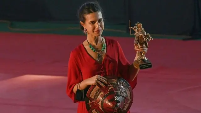 Aida Benelkhadir pose avec le trophée de l'étalon Yennenga