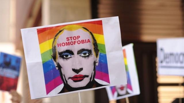 Cartaz com Putincaixa apostar lotofacilprotesto contra lei que pune homossexuais