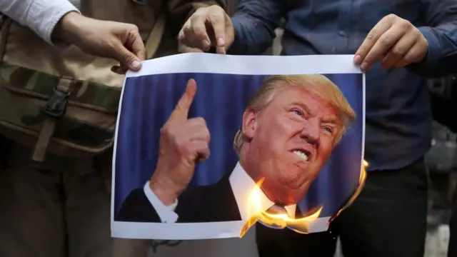 آتش زدن عکس ترامپ