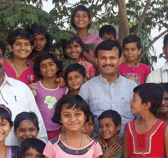 दीपक नागरगोजे बीडमधल्या दुर्गम भागात 'शांतीवन' नावाची संस्था चालवतात.