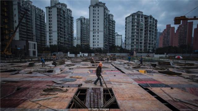在中国，作为其五年计划的一部分，政府制定了雄心勃勃的目标，要求所有新建城市建筑中有50%必须通过绿色认证。
