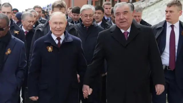 Jihodchilik tashviqoti Rahmonni Putinning qoʻgʻirchogʻi, Putinni esa musulmonlarni taʼqib etuvchisi sifatida tasvirlaydi.